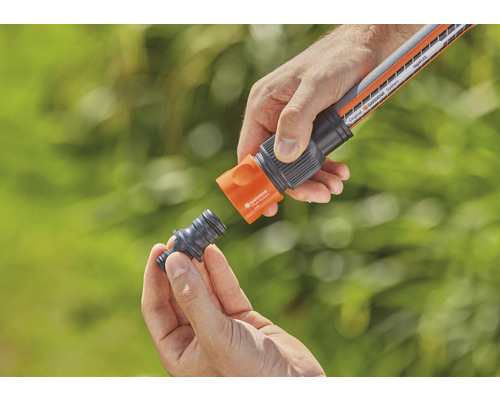 Persoon verbindt tuinslang met slangstuk