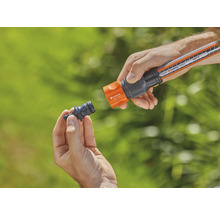 Persoon verbindt tuinslangstuk met tuinslang