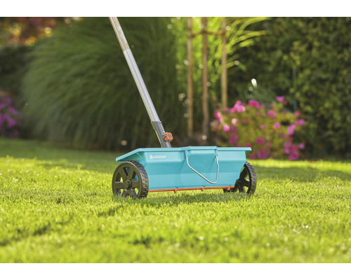 Gardena strooiwagen op gazon