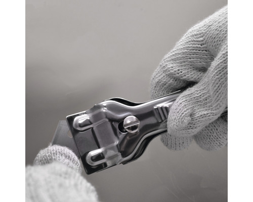 Metalen schraper met handschoenen