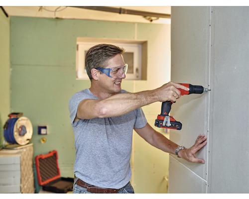 Man schroeft gipsplaatwand met accuschroefboormachine