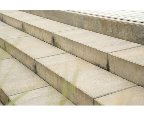 Trap gemaakt van betonstenen buitenshuis