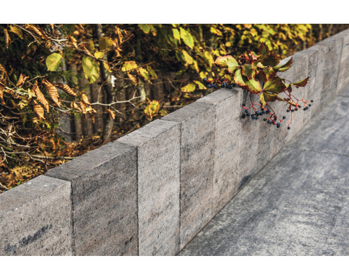 Een tuinmuur van betonstenen.