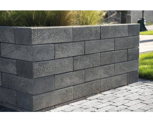 Verhoogde tuinbak gemaakt van betonstenen met beplanting