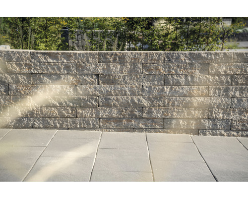 Muur van natuursteen en terrastegels