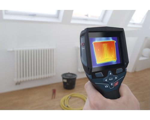 Hand houdt Bosch warmtebeeldcamera voor radiator