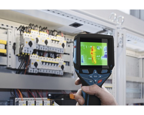 Een warmtebeeldcamera wordt gebruikt voor een schakelkast om warmte te meten.