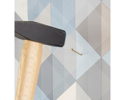 Hamer slaat spijker in de muur