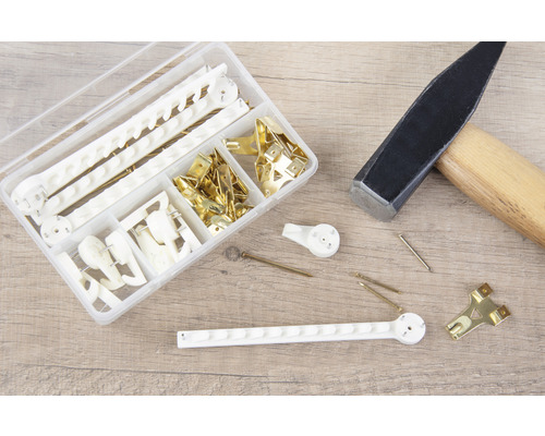 Set met fotolijsthaken, spijkers en hamer