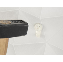 Hamer en fotolijsthaak aan een muur