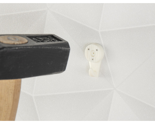 Hamer en fotolijsthaak aan een muur