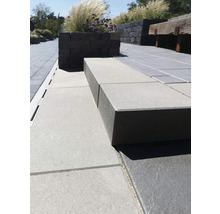 Terras met bestrating en trapelementen van steen