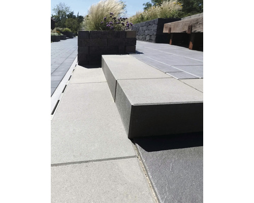 Terras met bestrating en trapelementen van steen