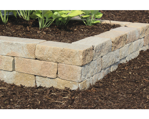 Tuin met beplante natuurstenen muur