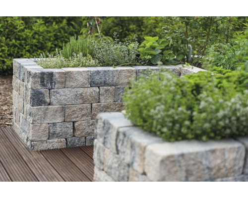 Twee verhoogde tuinbedden van steenblokken in de tuin