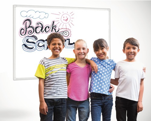 Groep van vier lachende schoolkinderen voor een schoolbord met de tekst Welkom terug op school