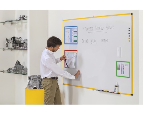 Persoon die interactie heeft met een whiteboardpresentatie met magnetische framezakken