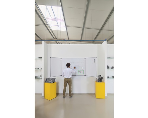 Man schrijft op een driedelig whiteboard in een ruimte met tentoonstellingen