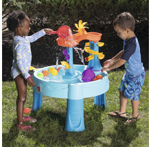 Twee kinderen spelen met een waterspeeltafel buiten met waterrad, trechter en accessoires.