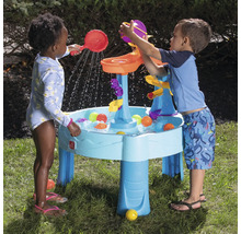 Kinderen spelen met een blauwe waterspeeltafel in de tuin met schep en emmer