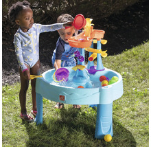 Twee kinderen spelen met een blauwe waterspeeltafel in de tuin.