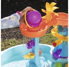 Waterspeeltafel met accessoires voor kinderen in de tuin