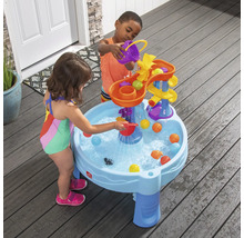 Twee kinderen spelen buiten met een Step2 waterspeeltafel met accessoires.