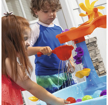 Kinderen spelen met een waterspeeltafel buitenshuis.