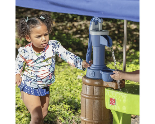 Meisje speelt met een Step2 waterspeeltafel buiten