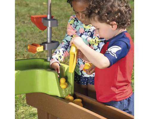Twee kinderen spelen buiten met een waterbaansysteem en speelgoed eendjes.