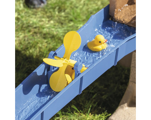 Waterspeelbaan met waterrad en rubberen eend in de tuin
