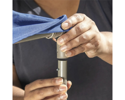 Persoon monteert een parasolvoet