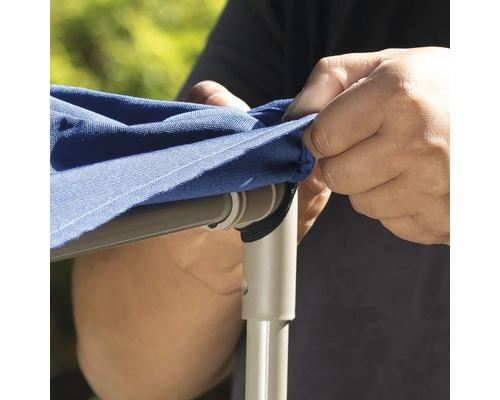 Gedetailleerde weergave van het aanbrengen van een parasoldoek op een parasolframe