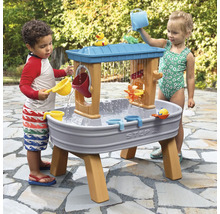 Twee kinderen spelen met een Step2 waterspeeltafel buitenshuis.