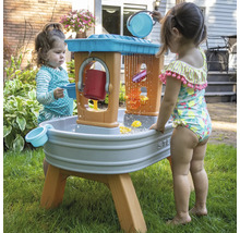 Twee kinderen spelen met een waterspeeltafel buiten.