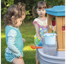 Twee kinderen spelen met een waterspeeltafel voor buiten met accessoires.