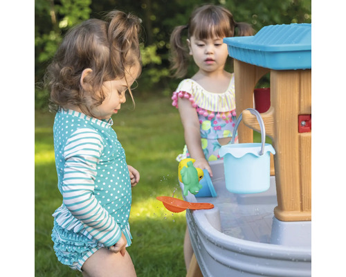 Twee kinderen spelen met een waterspeeltafel voor buiten met accessoires.