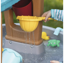 Waterspeeltafel met water, gele zeef, emmer en speelgoedfiguren