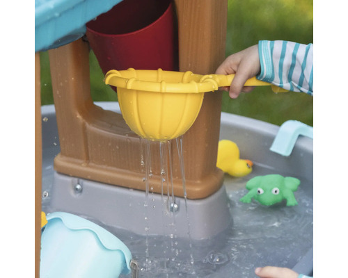 Waterspeeltafel met water, gele zeef, emmer en speelgoedfiguren
