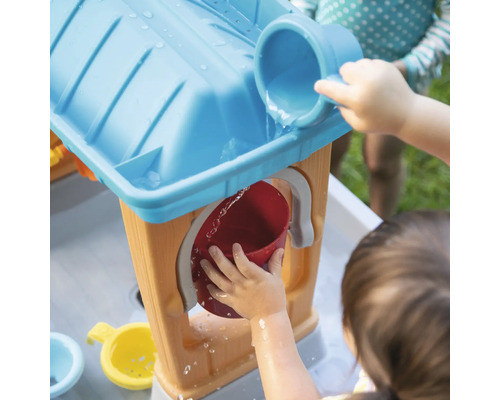 Waterspeeltafel met accessoires in gebruik met kinderen