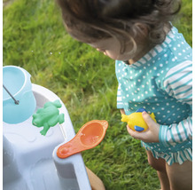 Kind speelt met een waterspeeltafel met emmer, kikker, schep en vis