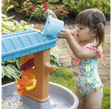 Meisje speelt met een Step2 waterspeeltafel in de tuin