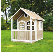 Houten speelhuis met veranda voor in de tuin
