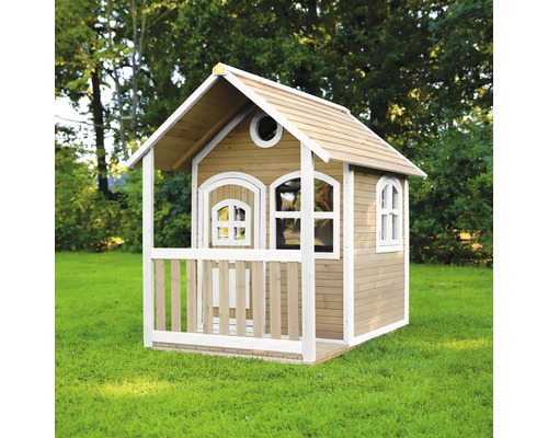 Houten speelhuis met veranda voor in de tuin