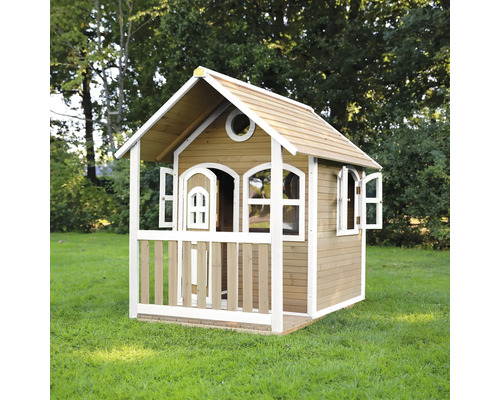 Houten speelhuis met deur en ramen in de tuin