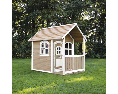 Houten speelhuis met veranda in de tuin