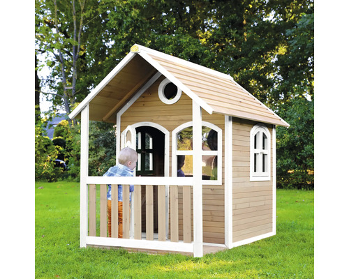 Houten speelhuis met veranda in de tuin