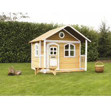 Houten speelhuis met bank en veranda in de tuin