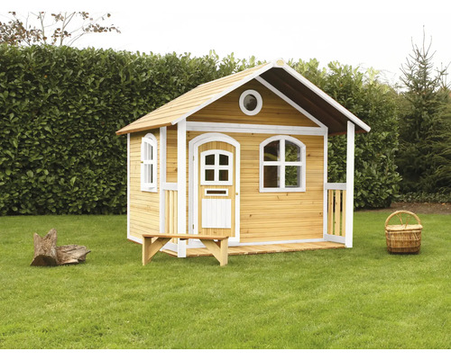 Houten speelhuis met bank en veranda in de tuin