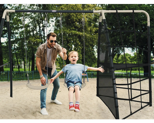 Schommel met vader en kind in een speeltuin